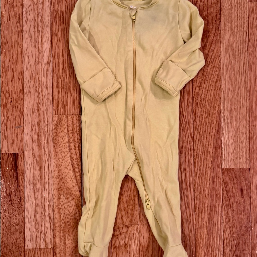 💛 Primary Organic Zip Footie – Bright Yellow 💛
Size 3–6 Months - Picture 2 of 5